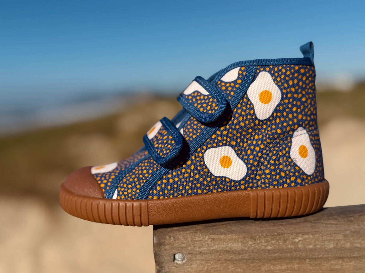 Tênis Cano Alto Luca Cuscuz com Ovo Collab Comidinhas da Diana Sola Craft