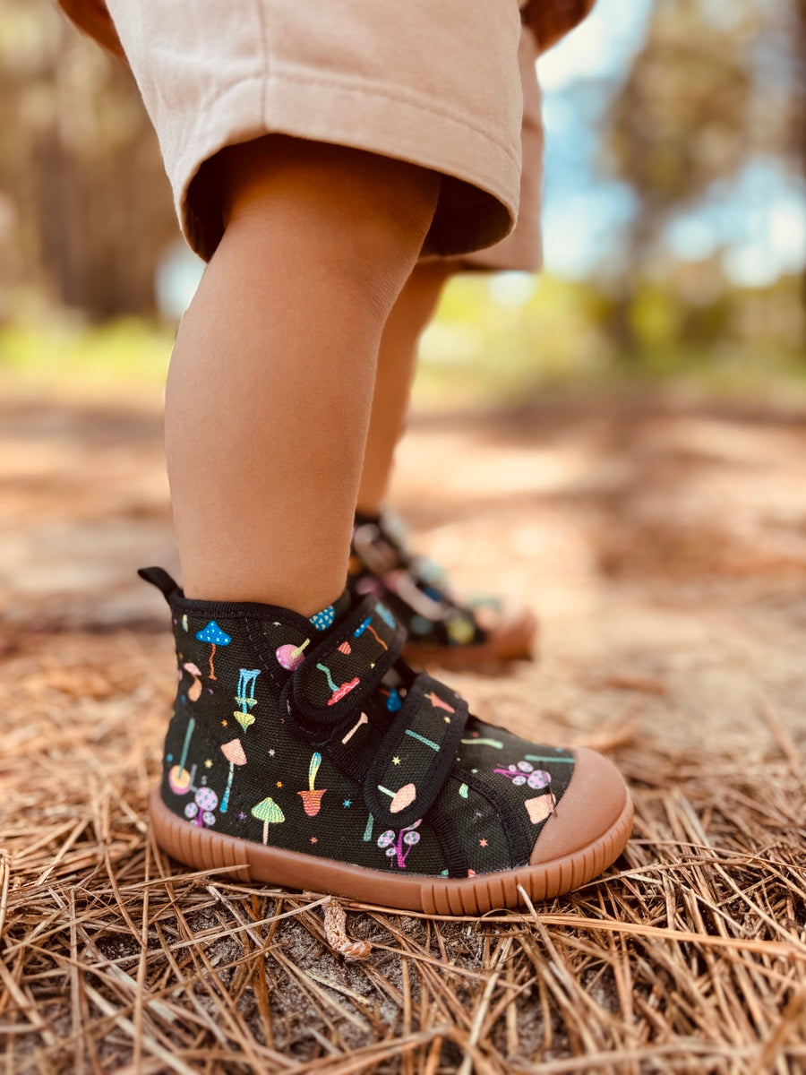 Tênis Cano Alto Luca Cogumelos Encantados Collab MOOUI